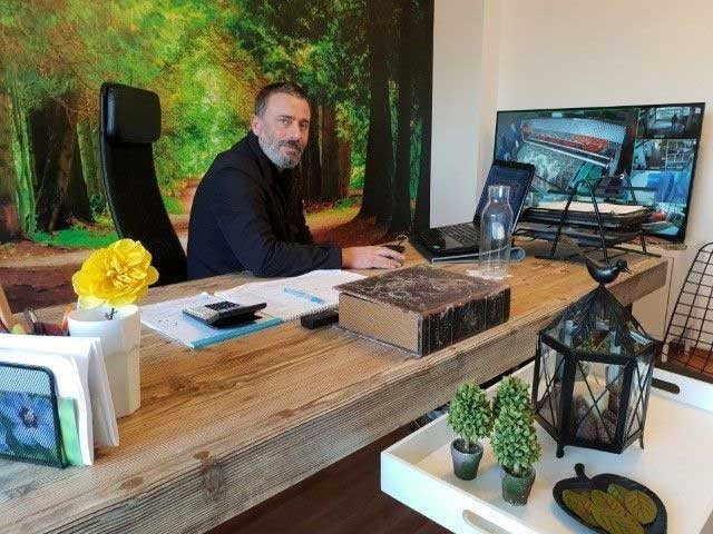 Halı Tamirhanesi kurucusu ve uzmanı